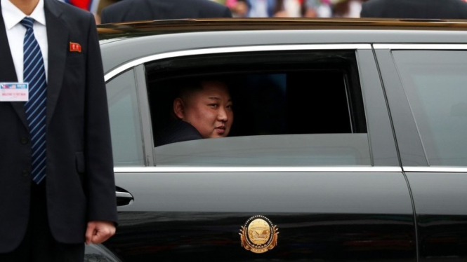 Kim Jong Un saat berada di Mercedes-Benz Pullman