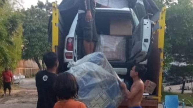 Mobil di dalam Bak Truk