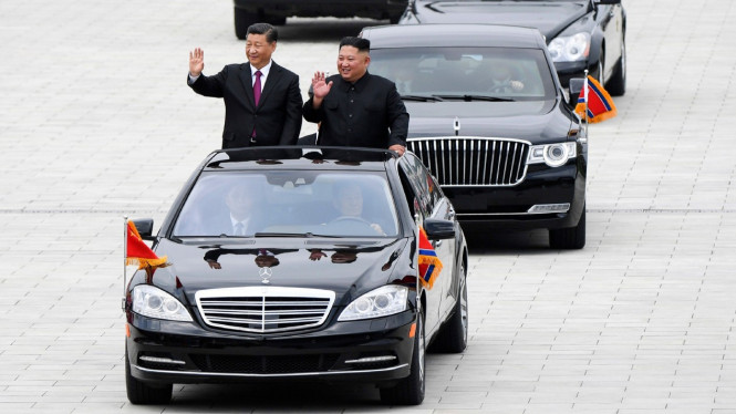 Kim Jong Un saat menggunakan Mercedes-Maybach