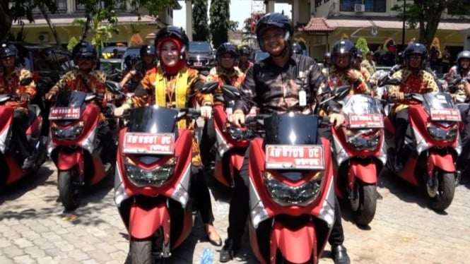 Bupati Klaten Sri Mulyani saat menyerahkan Yamaha NMAX