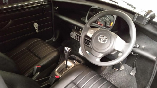 Interior Toyota Agya di dalam bodi Mini Morris