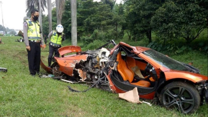 Mclaren kecelakaan
