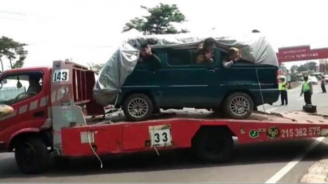 Pemudik numpang mobil di truk towing