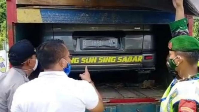 Suzuki APV disembunyikan di truk