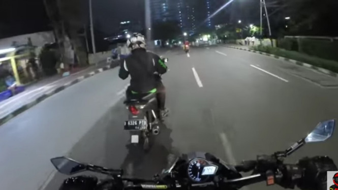 Gojek mogok di tengah halan hinnga di stut motor