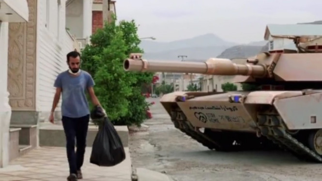 Lockdown warga keluar ditodong tank