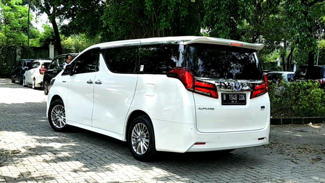 Alphard Hybrid saat dicoba Rio Haryanto