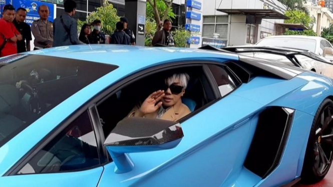 Roy Kiyoshi saat menunggangi Lamborghini