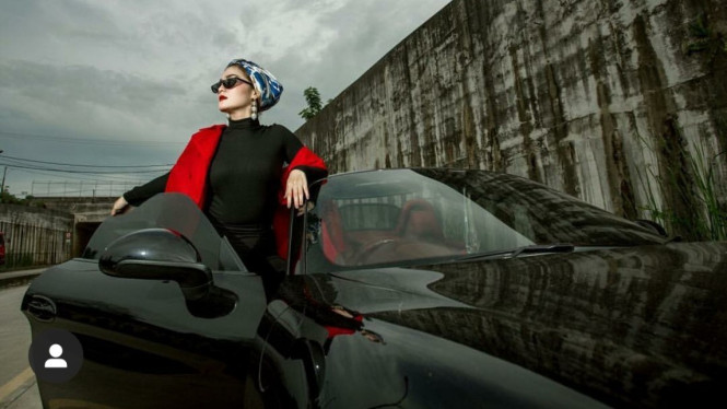 Imel Putri besama Porsche Boxster