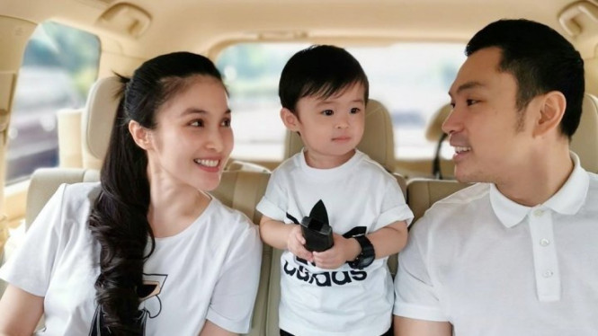 Sandra Dewi dan Suami