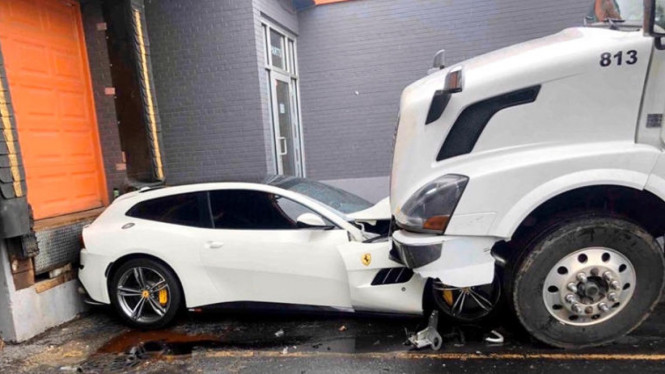 Supir truk hancurkan Ferrari milik bosnya