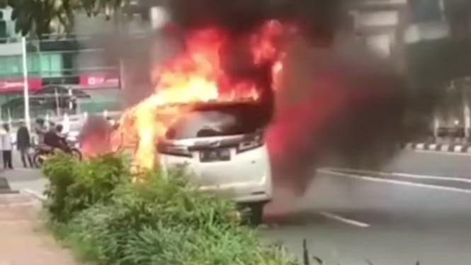 Toyota Vellfire terbakar di Pondok Indah