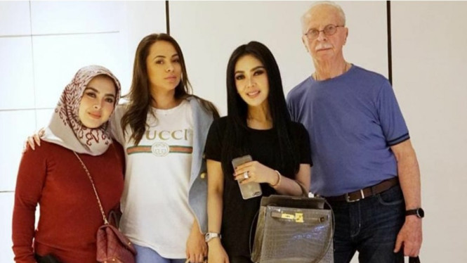 Ayah angkat Syahrini Laurens