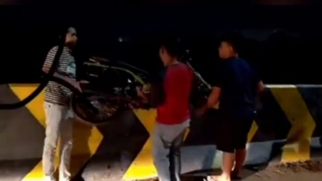 Motor Puluhan Juta Dibuang ke Sungai