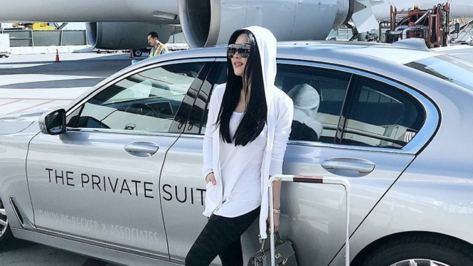 Syharini saat berpoese dengan BMW