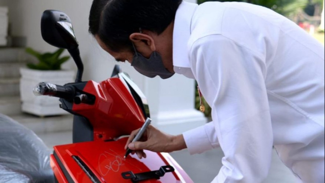 Tanda tangan Jokowi di motor gesits