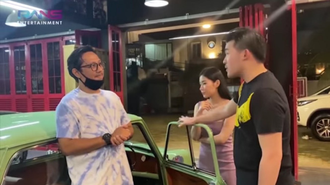 Andre Taulany bersama Michael calon pembeli Mini