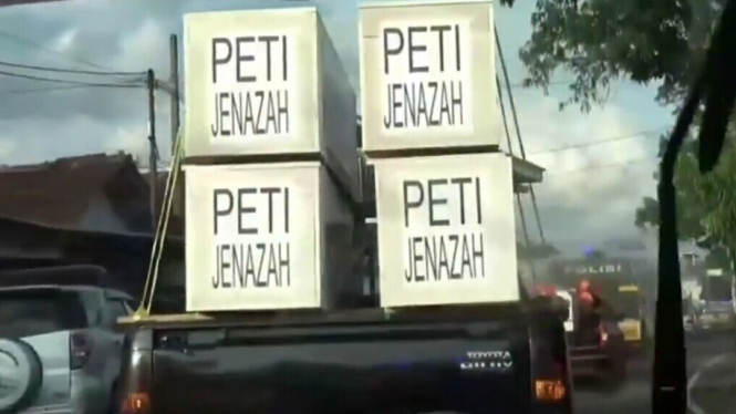 Mobil Bawa Peti Jenazah Corona