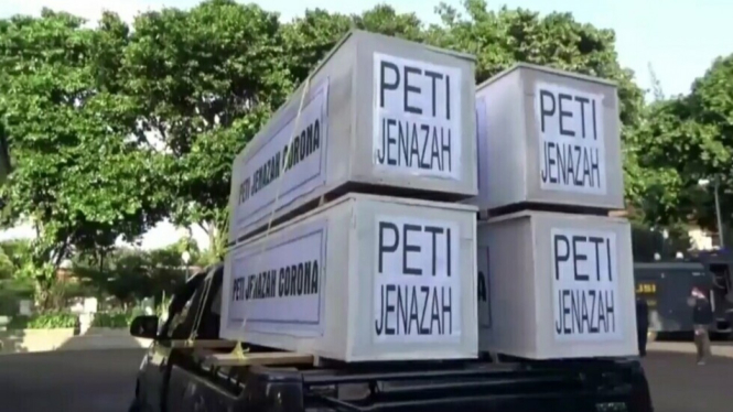 Mobil Bawa Peti Jenazah Corona