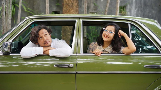 Dwi Sasono dengan mobil klasik