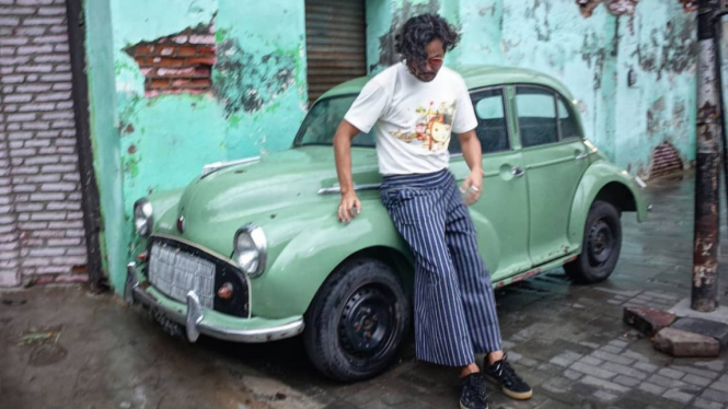 Dwi Sasono dengan mobil klasik