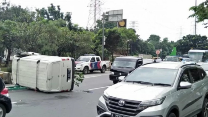 Mobil Bambang Pamungkas terguling