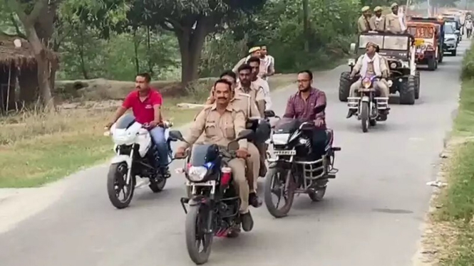 Polisi India konvoi