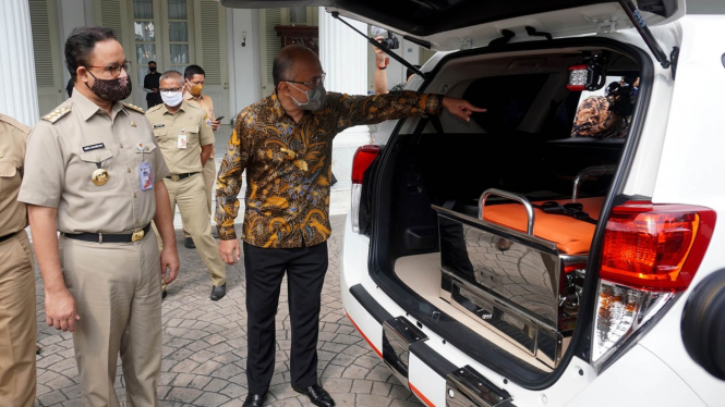 Anies Baswedan bersama Presiden Direktur PT TMMIN Warih