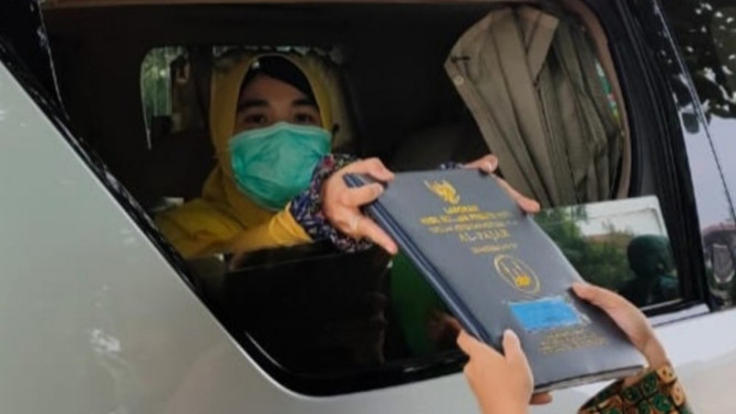 Rapor sekolah drive thru