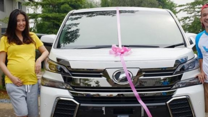 Ruben Onsu saat hadiahkan Toyota Vellfire untuk Sarwendah