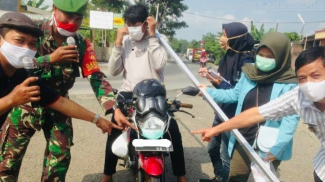 Motor pakai masker, orangnya tidak.