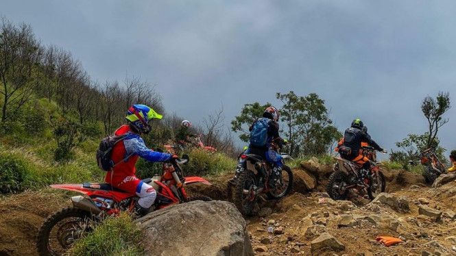 Aksi motor trail Monita Permata Wijaya dan rekan