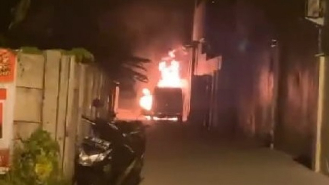 Toyota Alphard Via Vallen Terbakar