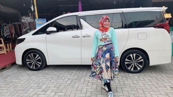 Toyota Alphard milik Via Vallen