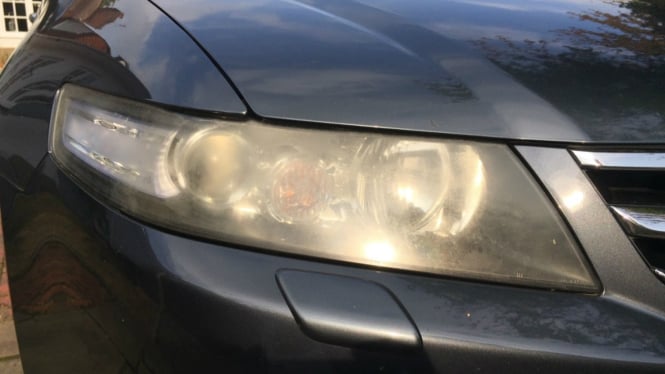 Lampu mobil yang sudah menguning dan kusam