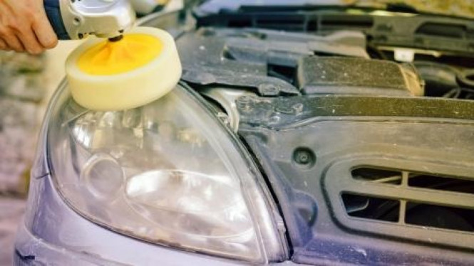 Bersihkan lampu mobil