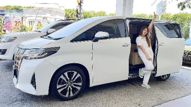 Mobil Toyota Alphard Via Vallen