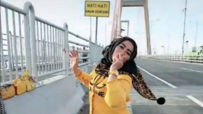 Emak-emak Joget Tik-Tok di Jembatan Suramadu