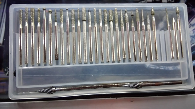 Alat yang digunakan menyuntik kaca mobil