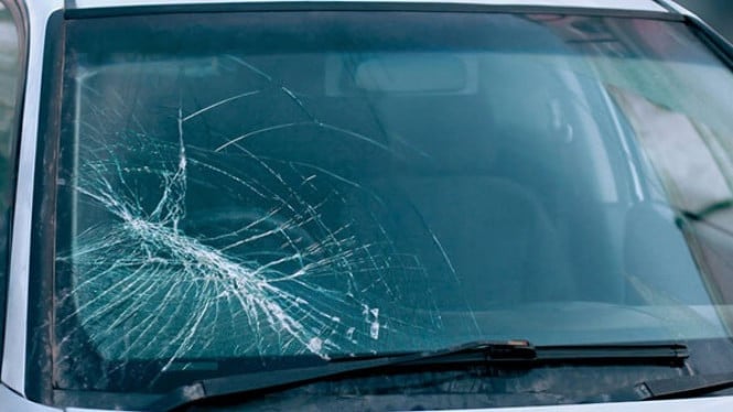 Ilustrasi kaca mobil retak