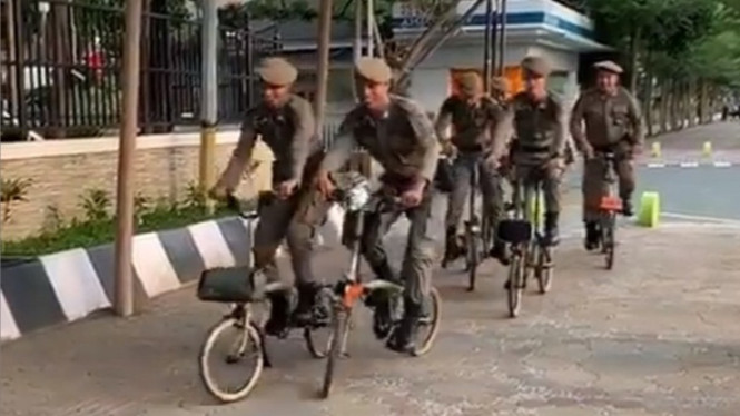 Satpol-PP Naik Sepeda