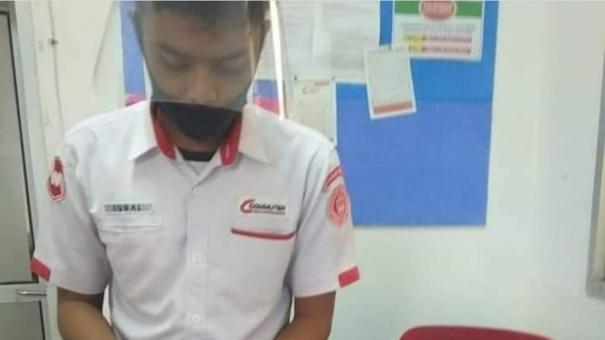 Petugas kebersihan Commuter Line