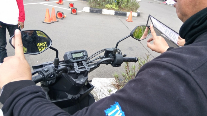 Alasan spion motor lebih lebar dari setang