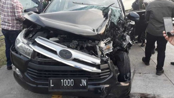 Kijang Innova rombongan Gubernur Khofifah