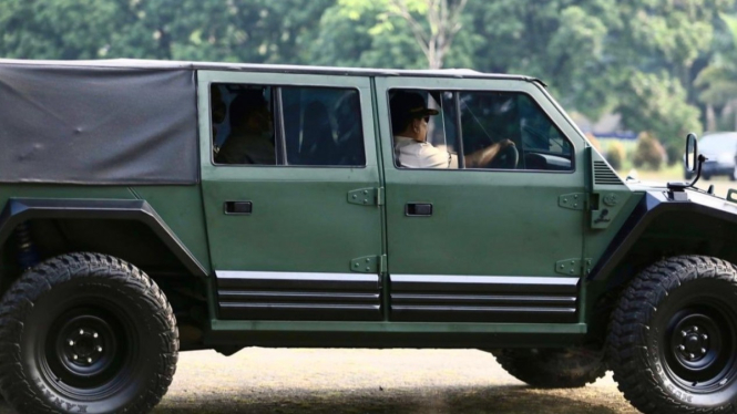 Prabowo uji coba rantis 4x4 buatan Pindad bernama Maung