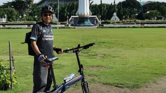 Hadi M. Djuraid dengan sepeda lipat Tern