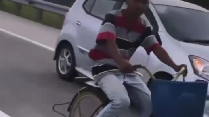 Pesepeda masuk jalan tol Cipali