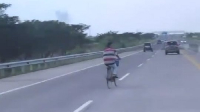 Pesepeda masuk jalan tol Cipali