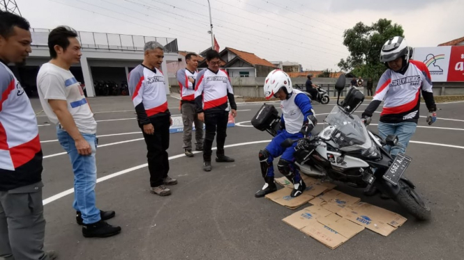 Cara bangunkan moge ketika terjatuh