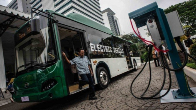 enumpang turun dari bus listrik